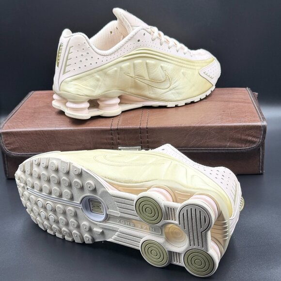Wmns Nike Shox R4 'Guava Gold' - Picture 3 of 12